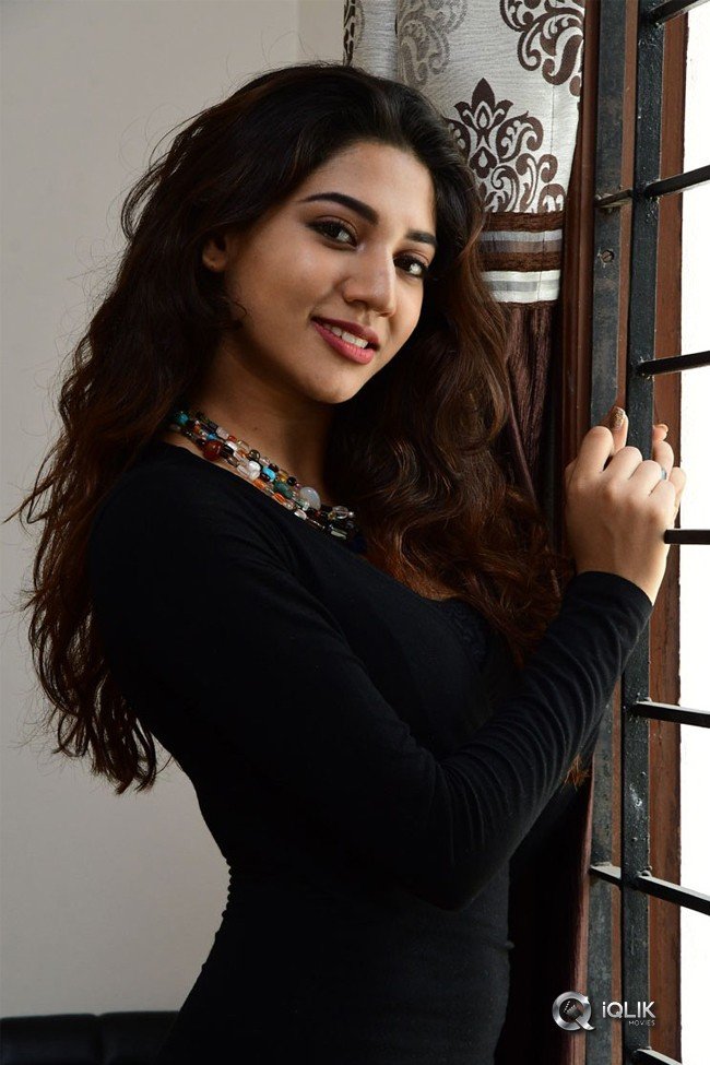 Sonakshi-Singh-Hot-Pics